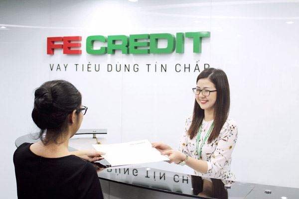 Khách hàng vay tiền tại FE Credit