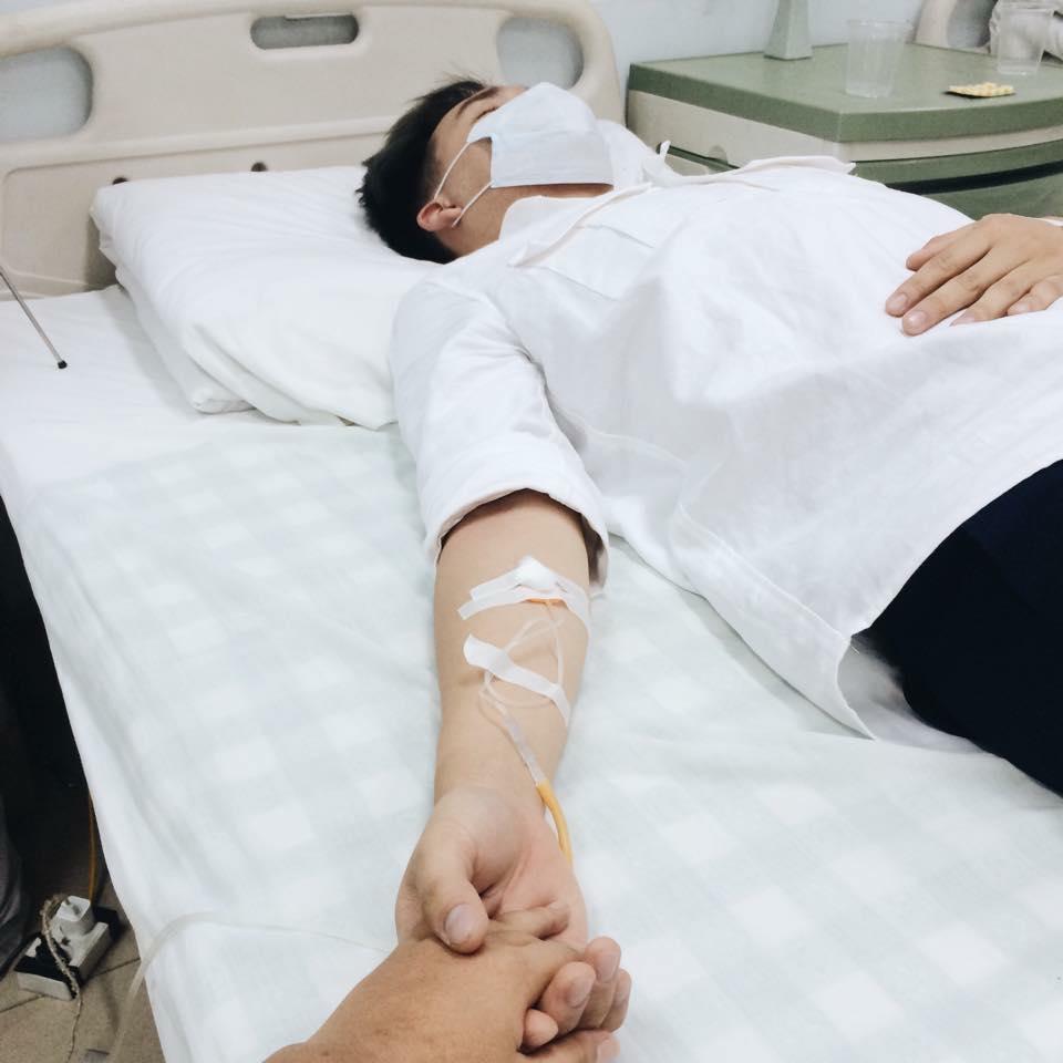Hình ảnh Tay truyền nước biển Nữ nam-Ảnh nằm Bệnh viện tự chụp