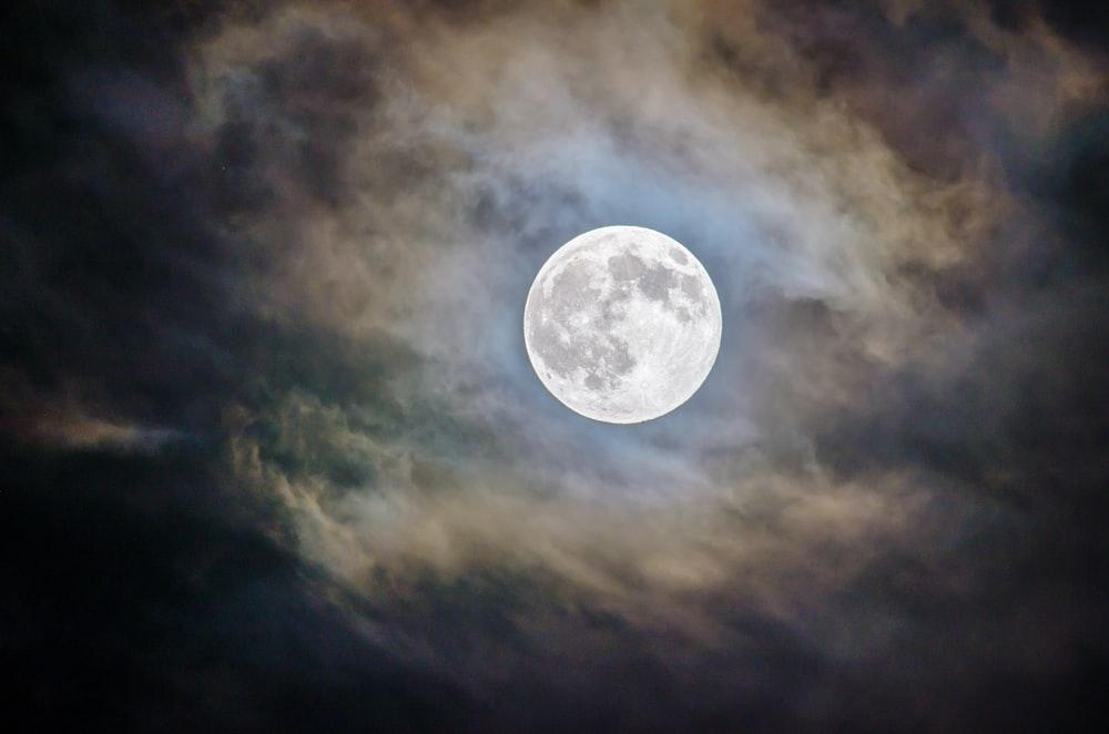 Ngắm trăng xanh đẹp kỳ ảo đêm Rằm tháng Bảy